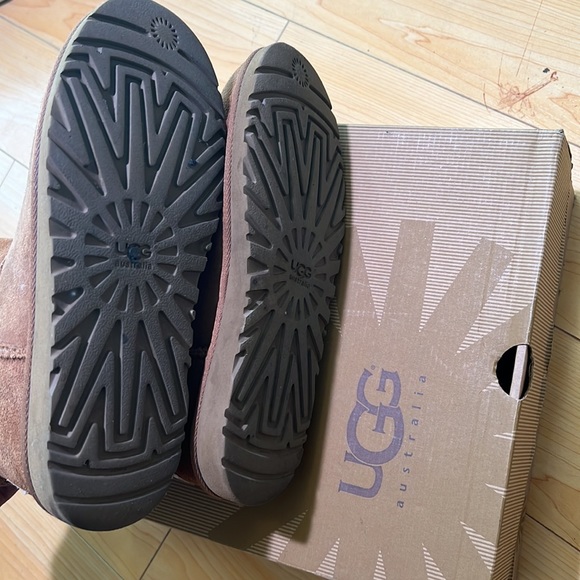 UGG Classic Boot - Picture 6 of 8